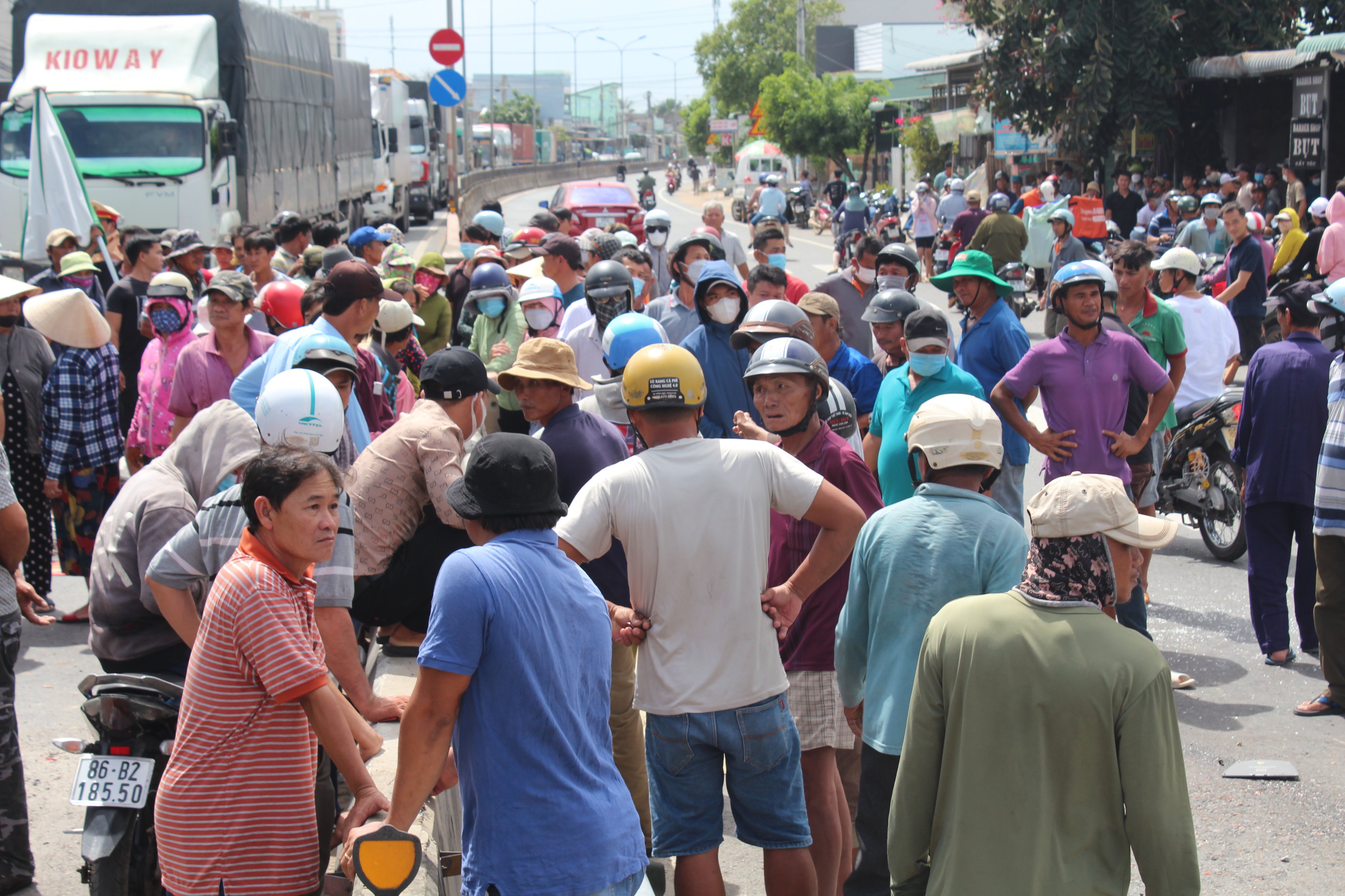 Dân sinh - Bình Thuận: Xe tải va chạm với xe máy và xe đạp khiến 2 người tử vong (Hình 2).