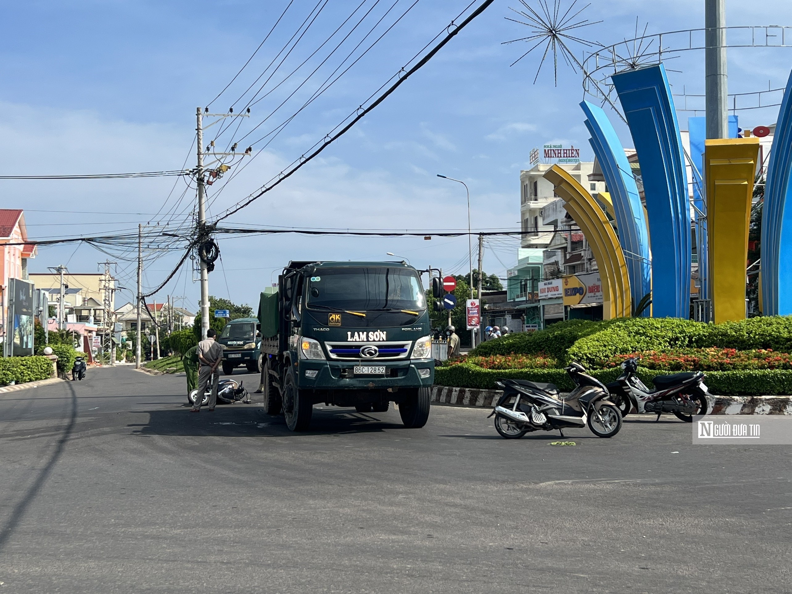 Dân sinh - Bình Thuận: Xe ben va chạm với xe máy, một phụ nữ tử vong (Hình 2).