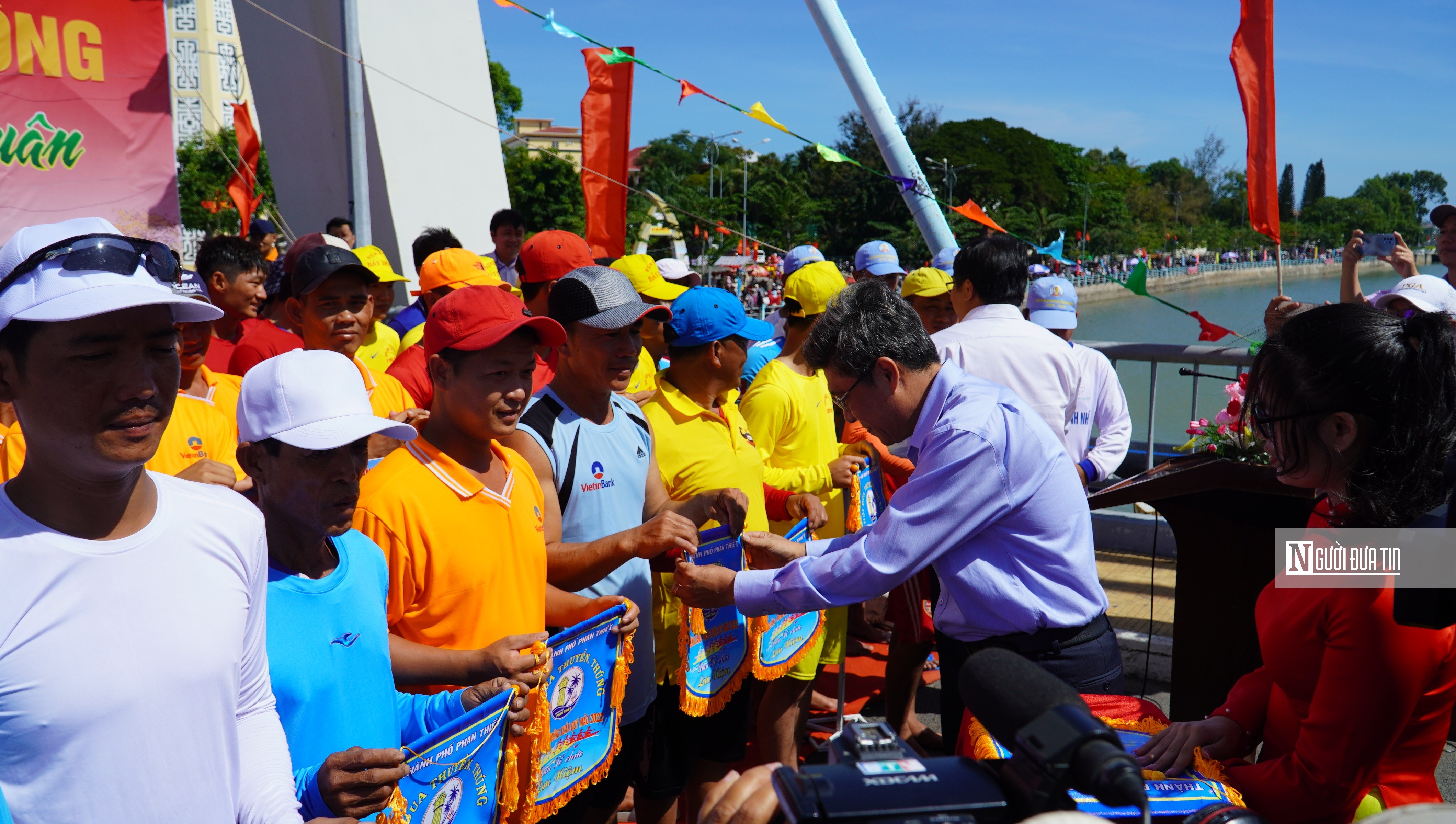 Văn hoá - Bình Thuận: Tưng bừng Lễ hội đua thuyền mừng xuân Quý Mão (Hình 3).