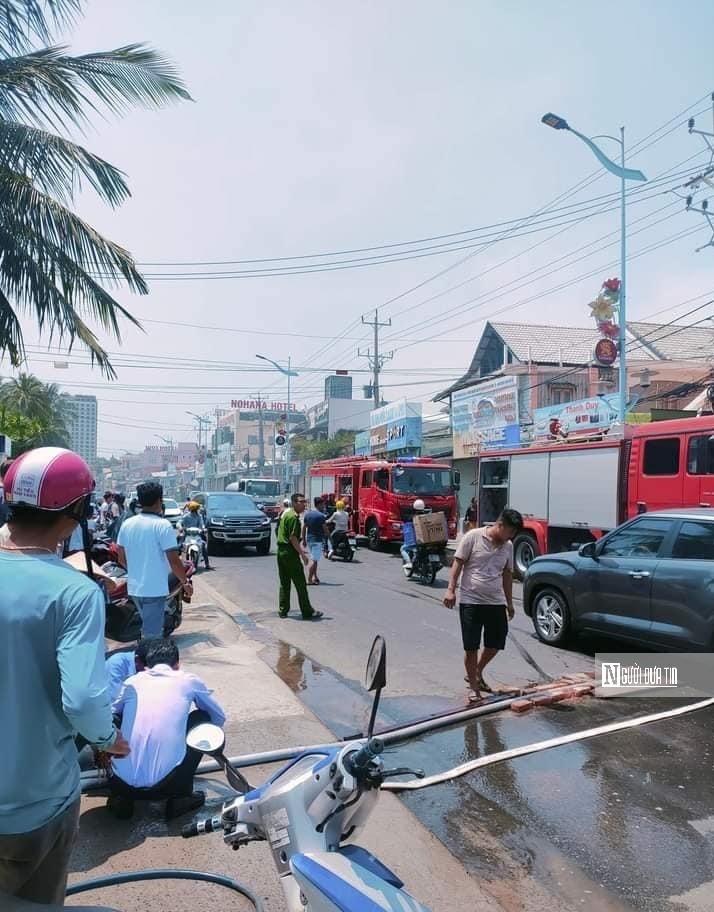 Dân sinh - Bình Thuận: Cháy nhà, khói bốc ngùn ngụt ở khu du lịch Hàm Tiến (Hình 2).