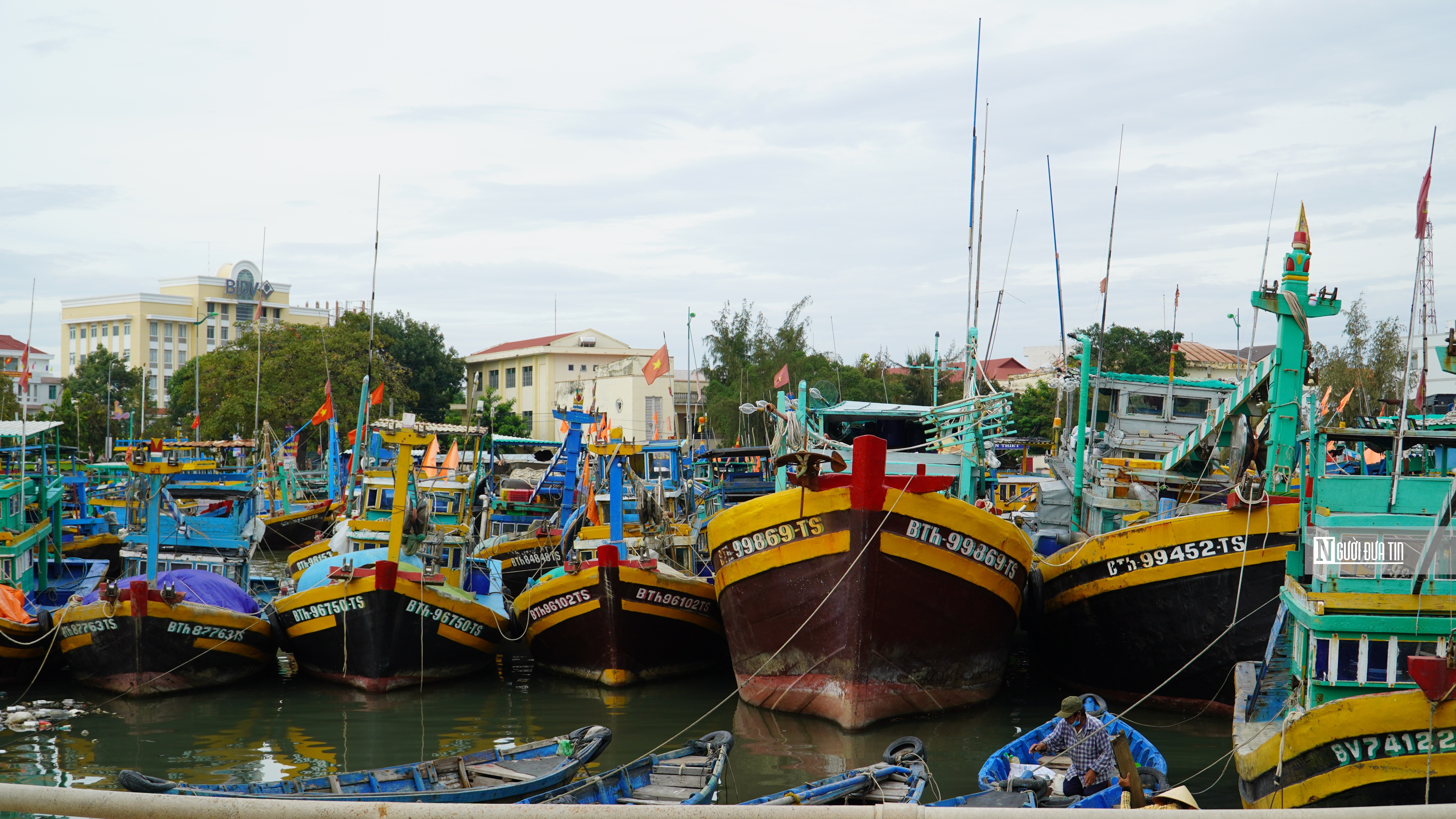 Dân sinh - Bình Thuận: Sóng to đánh chìm tàu chở hàng, 2 thuyền viên mất tích