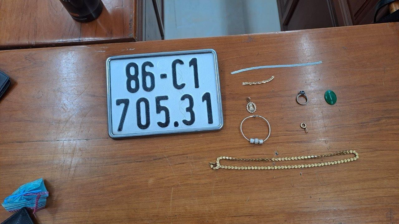 An ninh - Hình sự - Bình Thuận: Nổ súng chỉ thiên trấn áp, bắt giữ đối tượng cướp giật (Hình 2).