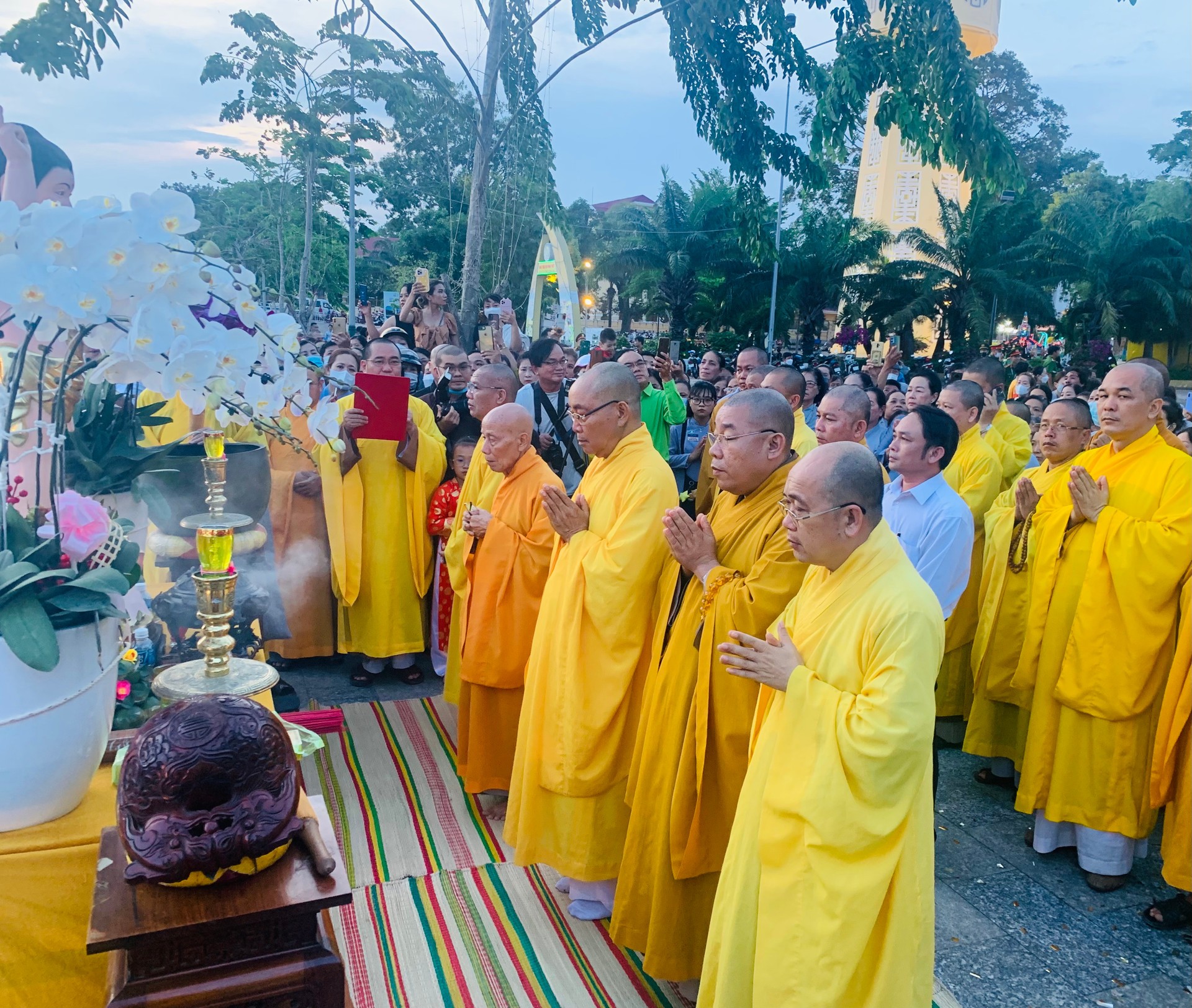 Dân sinh - Bình Thuận: Thắp sáng 7 đóa đại sen trên sông Cà Ty  mừng Phật Đản