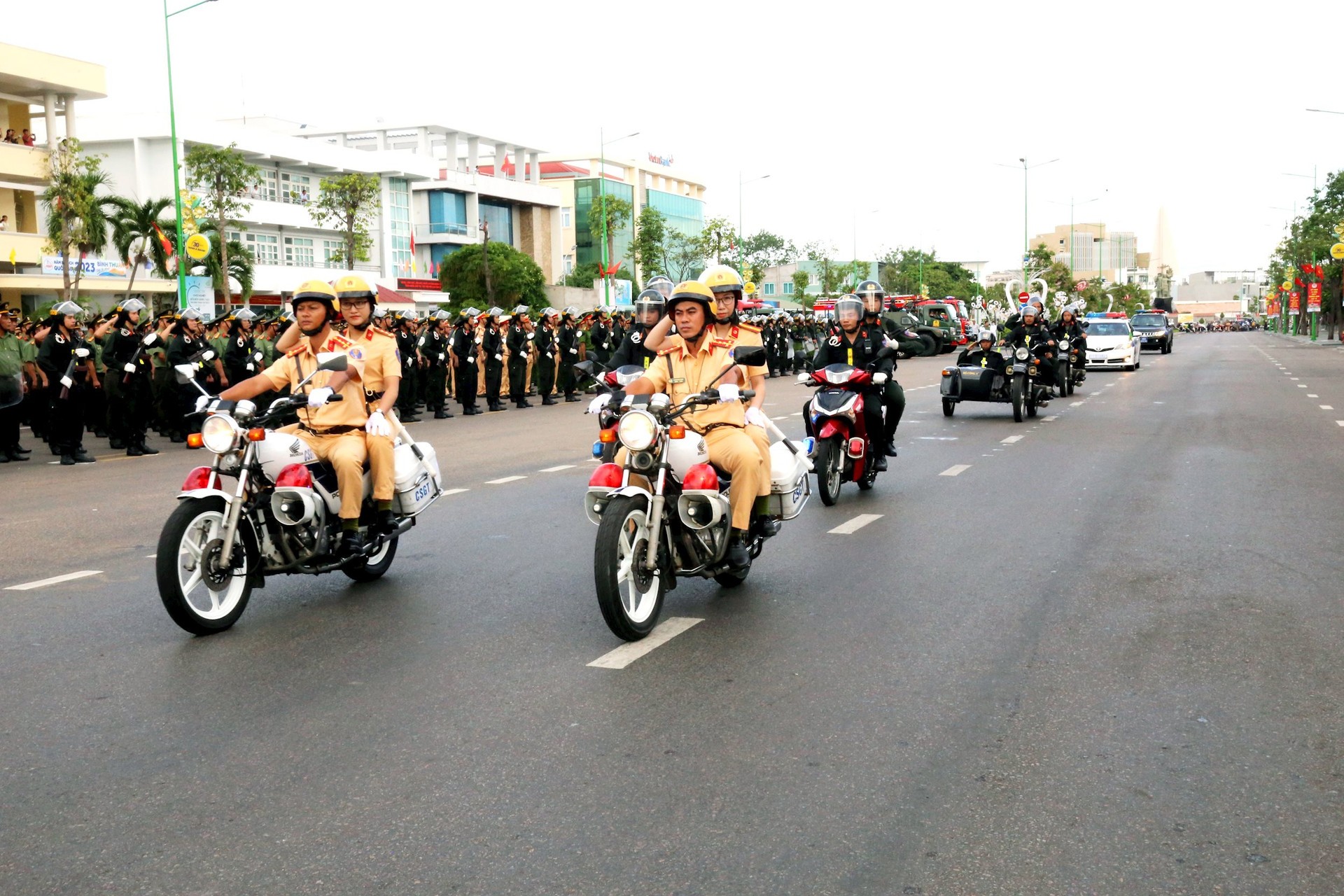 An ninh - Hình sự - Công an Bình Thuận ra quân trấn áp tội phạm băng nhóm, bảo kê (Hình 2).