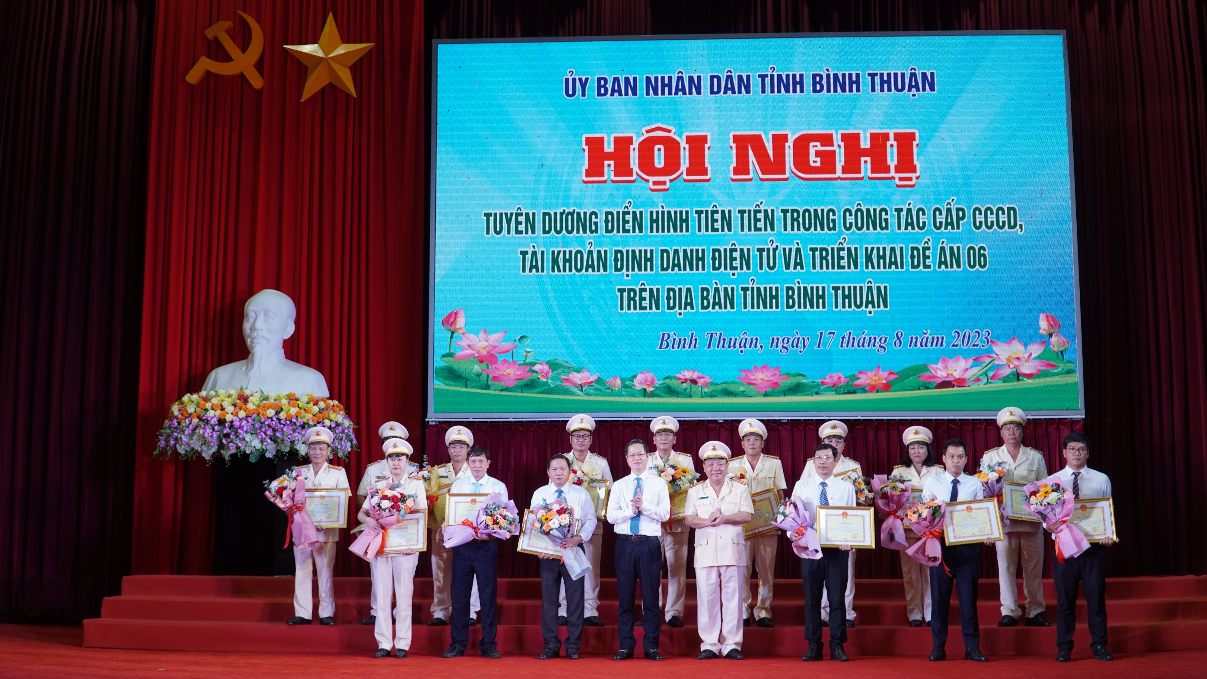 Dân sinh - Bình Thuận tuyên dương, khen thưởng những điển hình trong triển khai Đề án 06 (Hình 4).