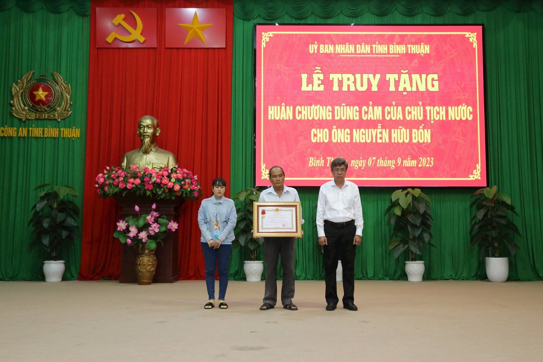 Dân sinh - Truy tặng Huân chương dũng cảm cho người lao vào đám cháy cứu người