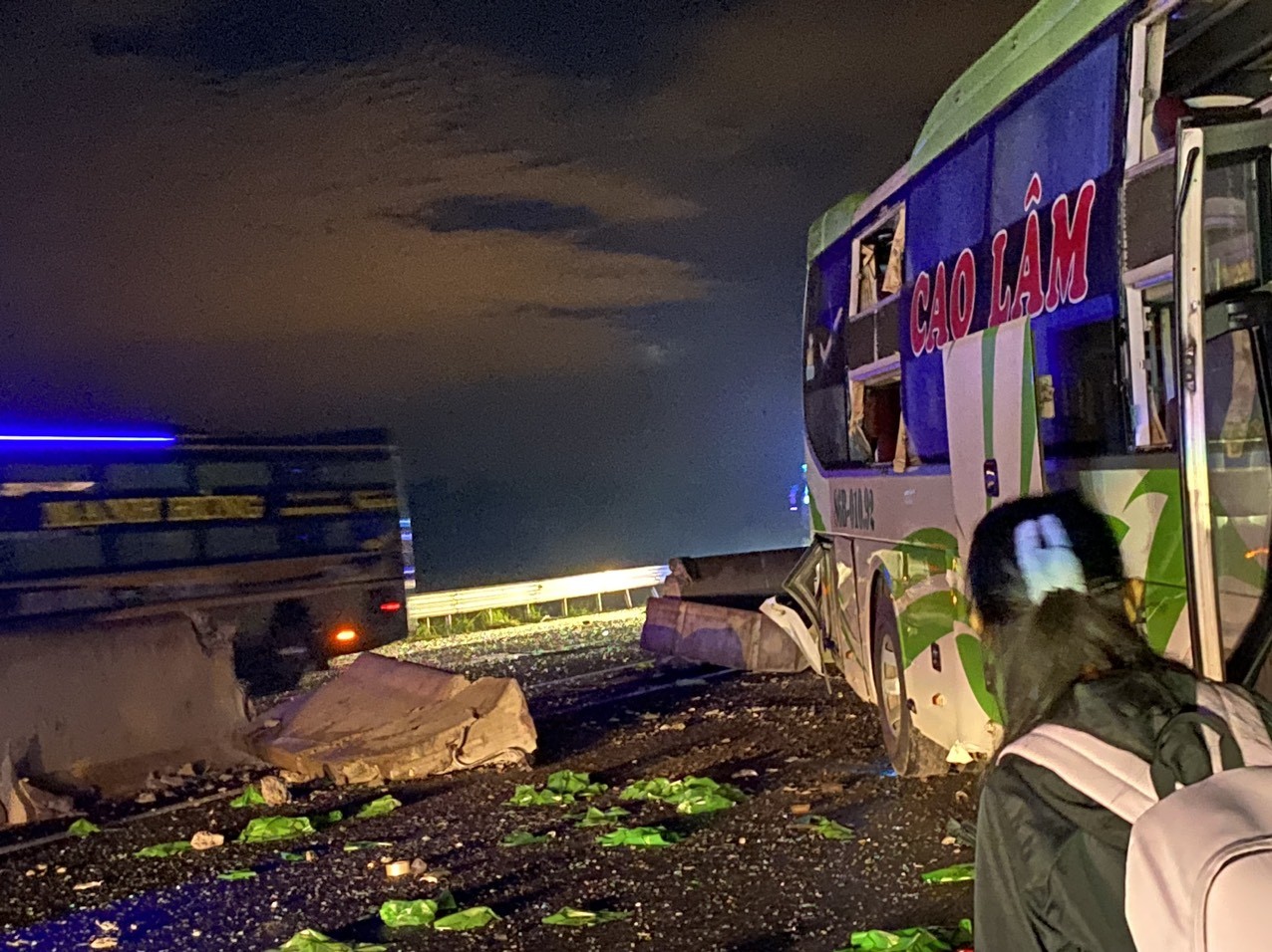 Dân sinh - Xe giường nằm bị nạn trên cao tốc hành khách bị thương, phụ xe tử vong