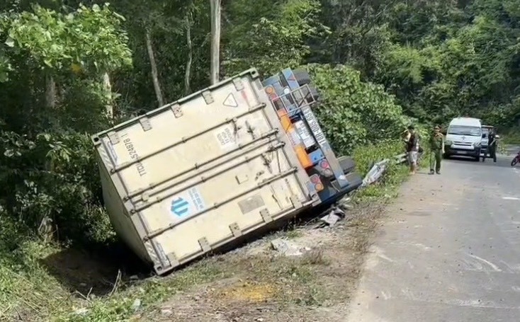 Dân sinh - Bình Thuận: Xe đầu kéo lao xuống đèo lật nghiêng, tài xế tử vong