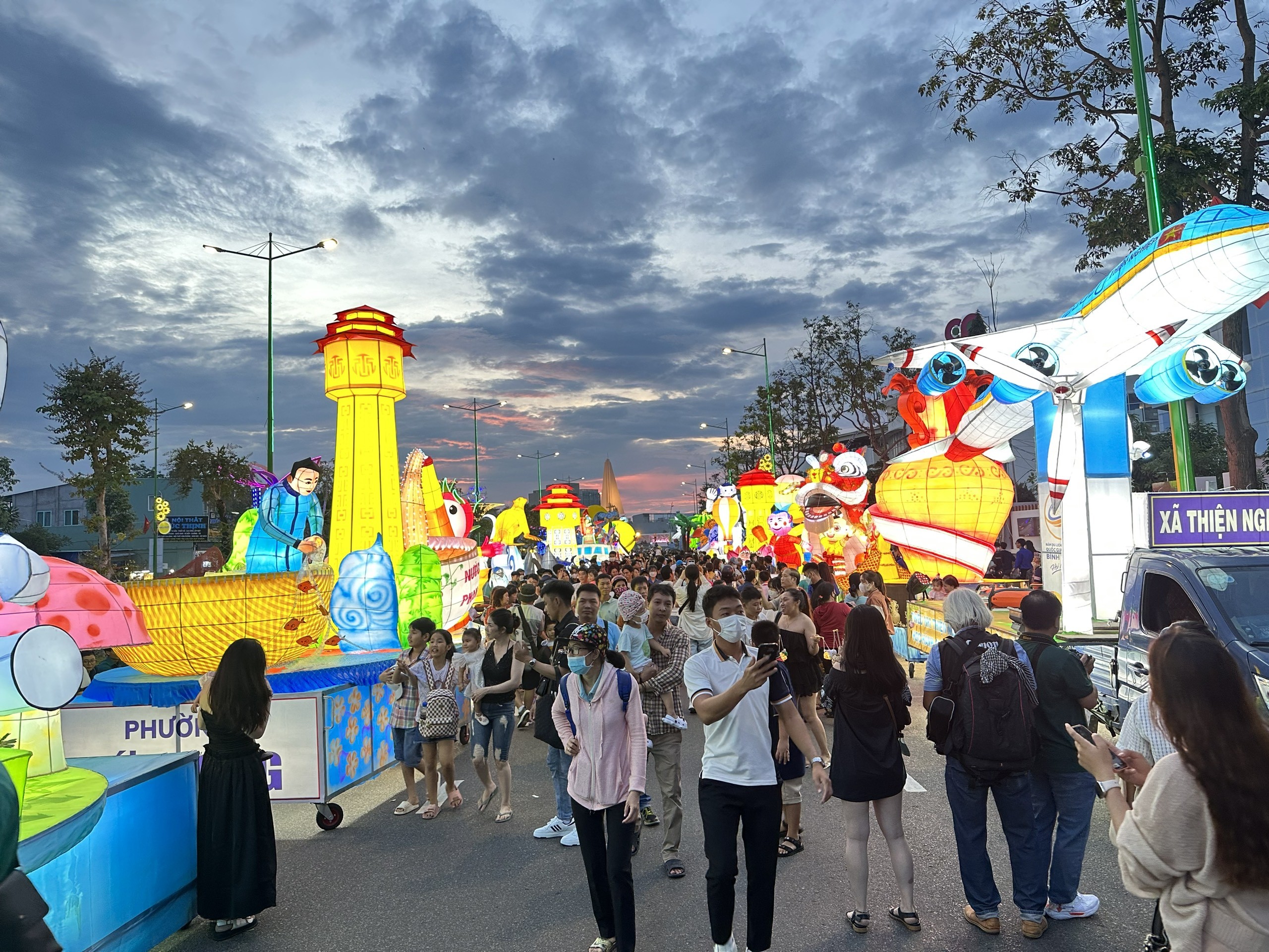 Dân sinh - Đa sắc màu Lễ hội rước đèn trung thu tại Tp.Phan Thiết, tỉnh Bình Thuận (Hình 2).