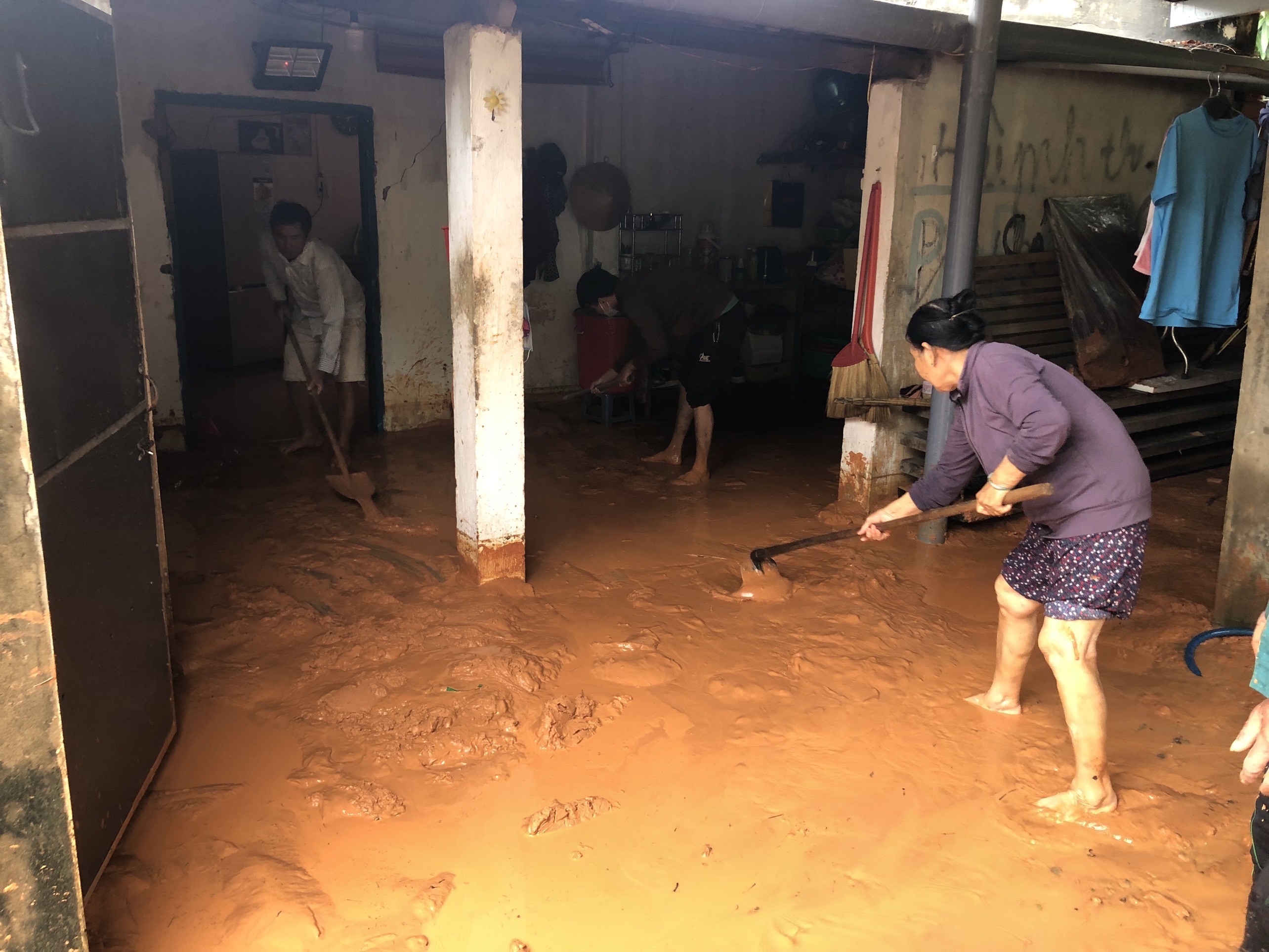 Dân sinh - Bình Thuận: Hình ảnh lũ cát tràn xuống đường, ngập nhà dân, sập mố cầu (Hình 4).