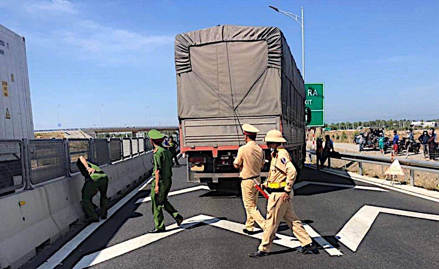 An ninh - Hình sự - Bình Thuận: Khởi tố vụ tài xế xe tải bỏ chạy, tông vào CSGT  (Hình 2).