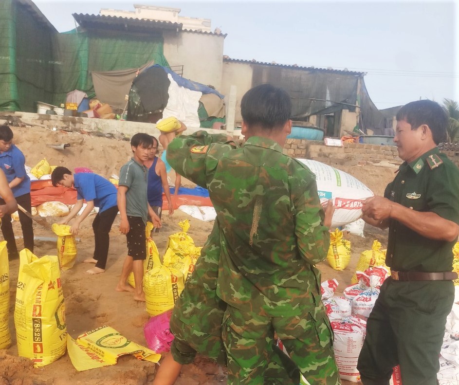 Dân sinh - Bình Thuận: Vụ sạt lở nghiêm trọng 17 hộ dân, ước tính thiệt hại khoảng 300 triệu đồng (Hình 2).