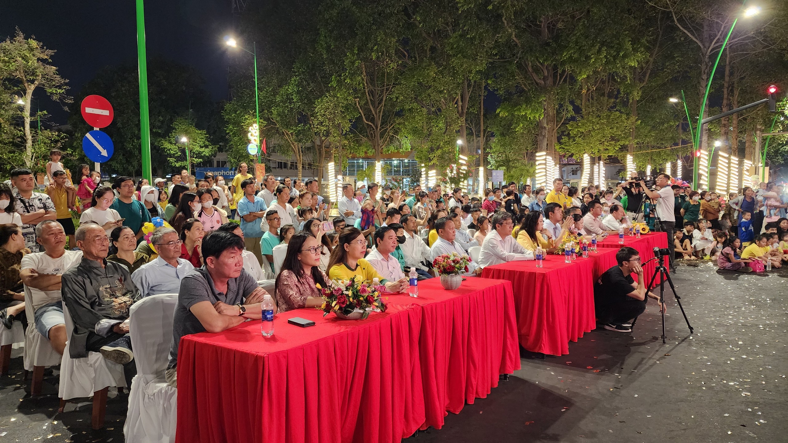 Dân sinh - Hàng ngàn du khách, người dân Phan Thiết thích thú với Đường hoa Xuân (Hình 5).