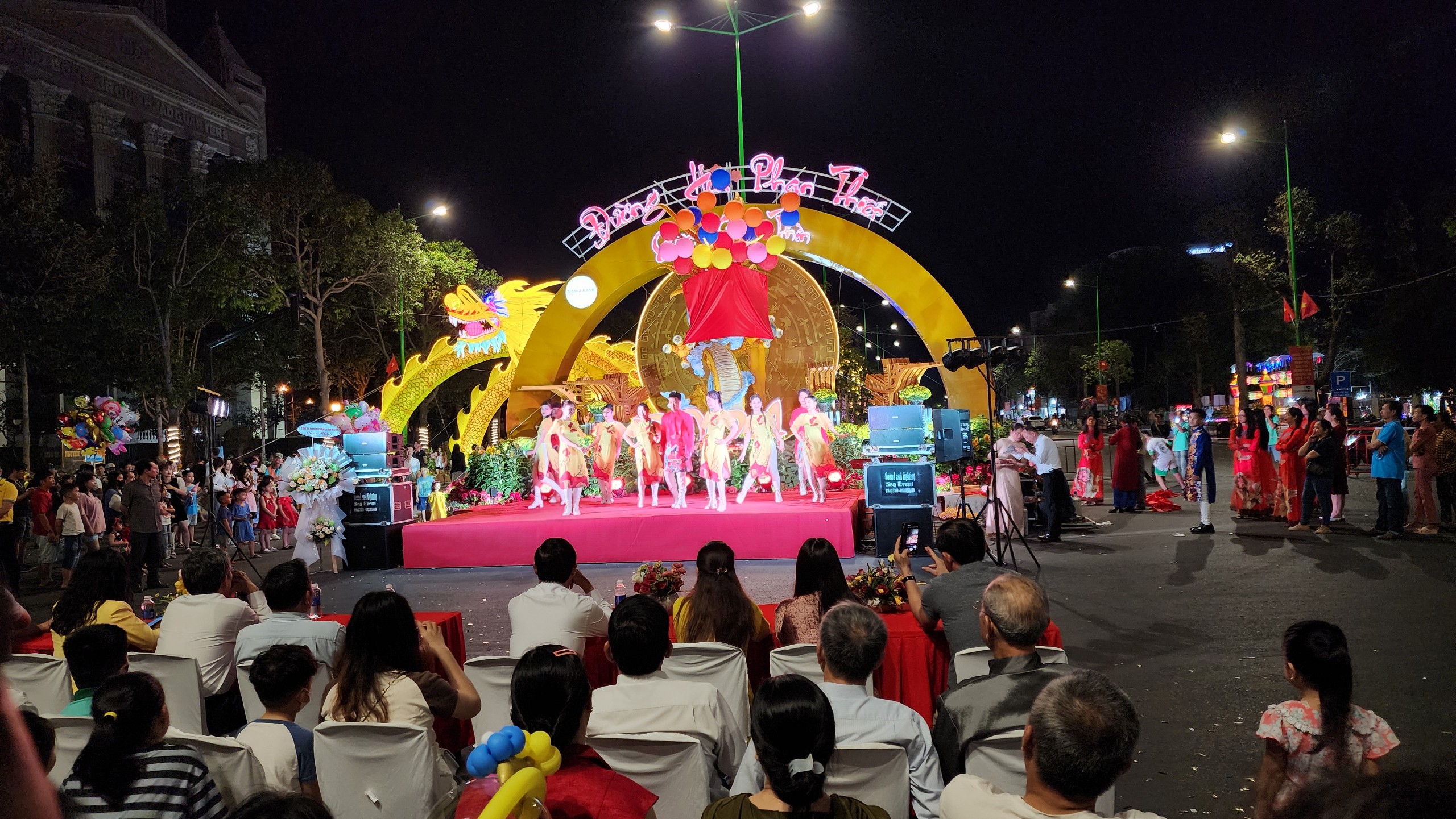 Dân sinh - Hàng ngàn du khách, người dân Phan Thiết thích thú với Đường hoa Xuân (Hình 3).