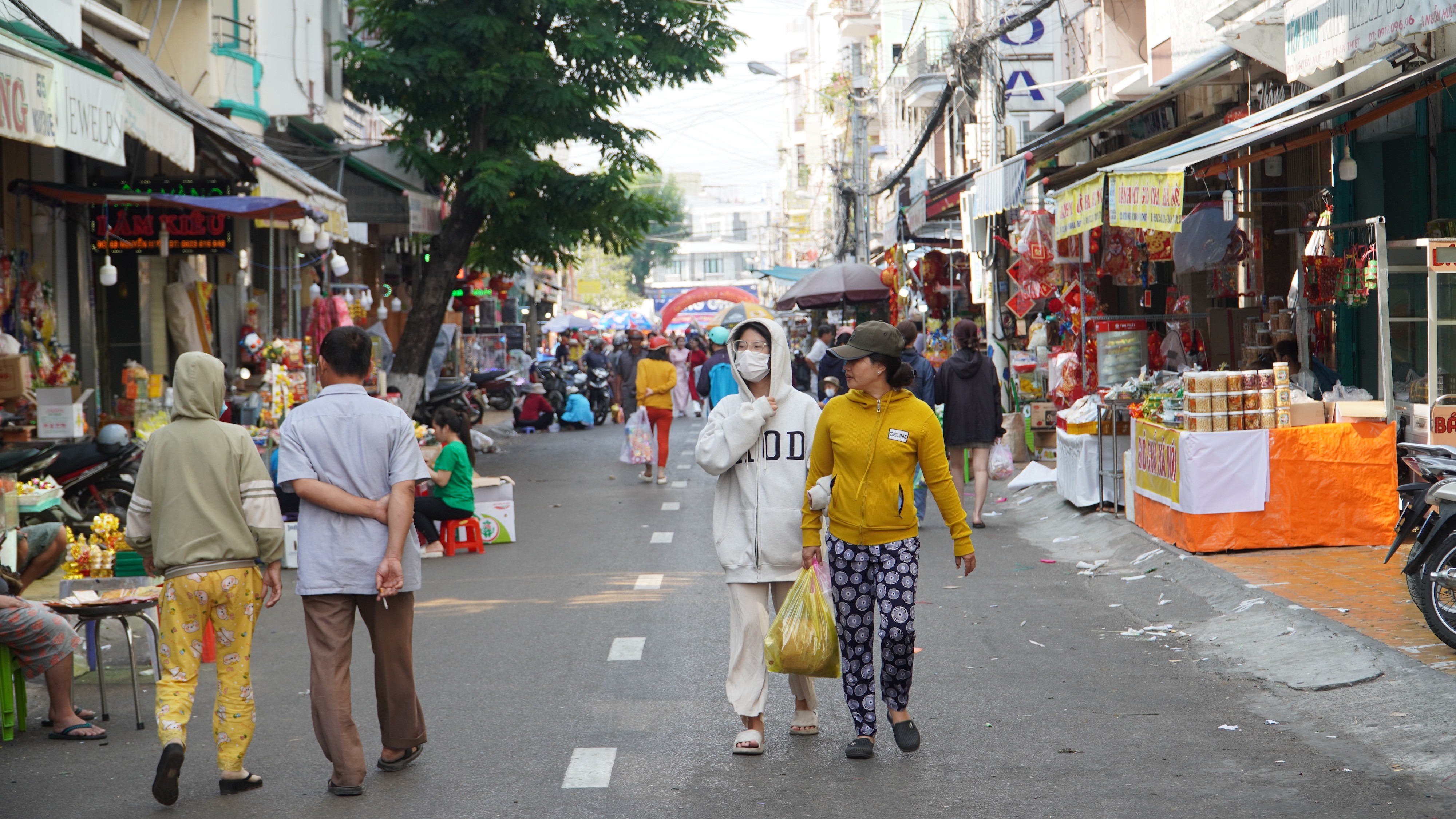 Dân sinh - Bình Thuận: Chợ Tết, nét đẹp văn hoá của người dân phố biển Phan Thiết (Hình 3).