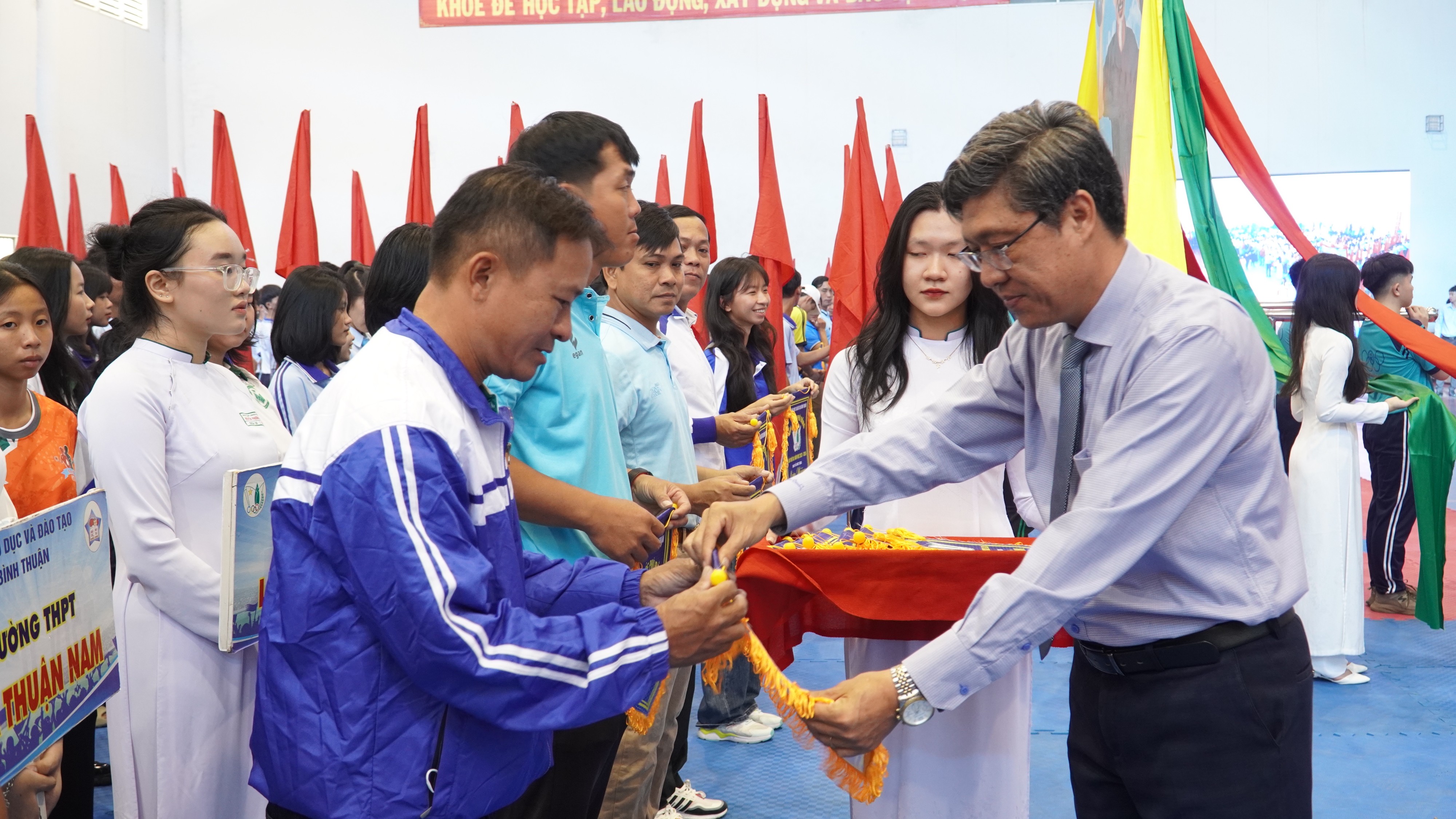 Toàn cảnh - Hơn 2.200 vận động viên tranh tài tại Hội khỏe Phù Đổng tỉnh Bình Thuận (Hình 7).