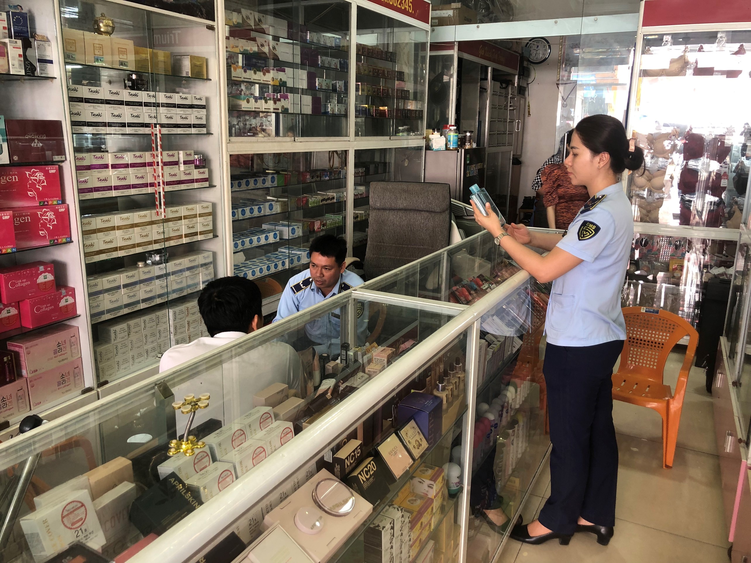 Tiêu dùng & Dư luận - Bình Thuận: Nhiều cơ sở bán mỹ phẩm, thời trang nhập lậu không nguồn gốc