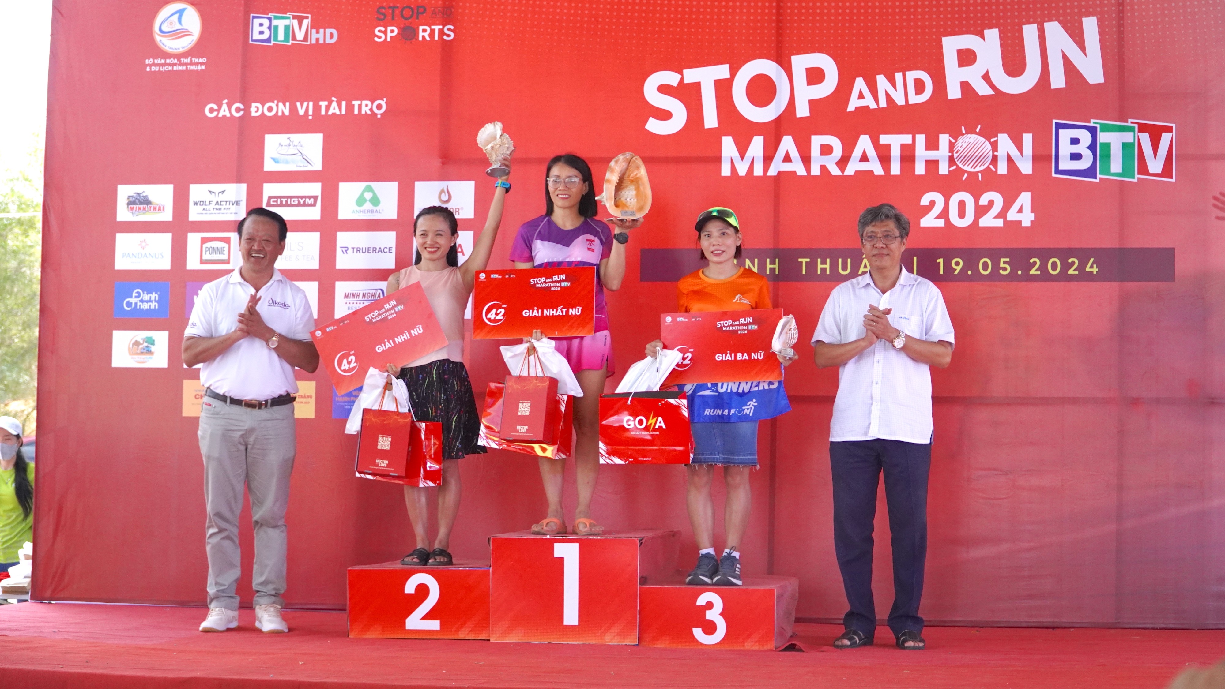 Hậu trường - Hơn 4.500 VĐV tham gia giải marathon trên cung đường đẹp nhất Việt Nam (Hình 6).