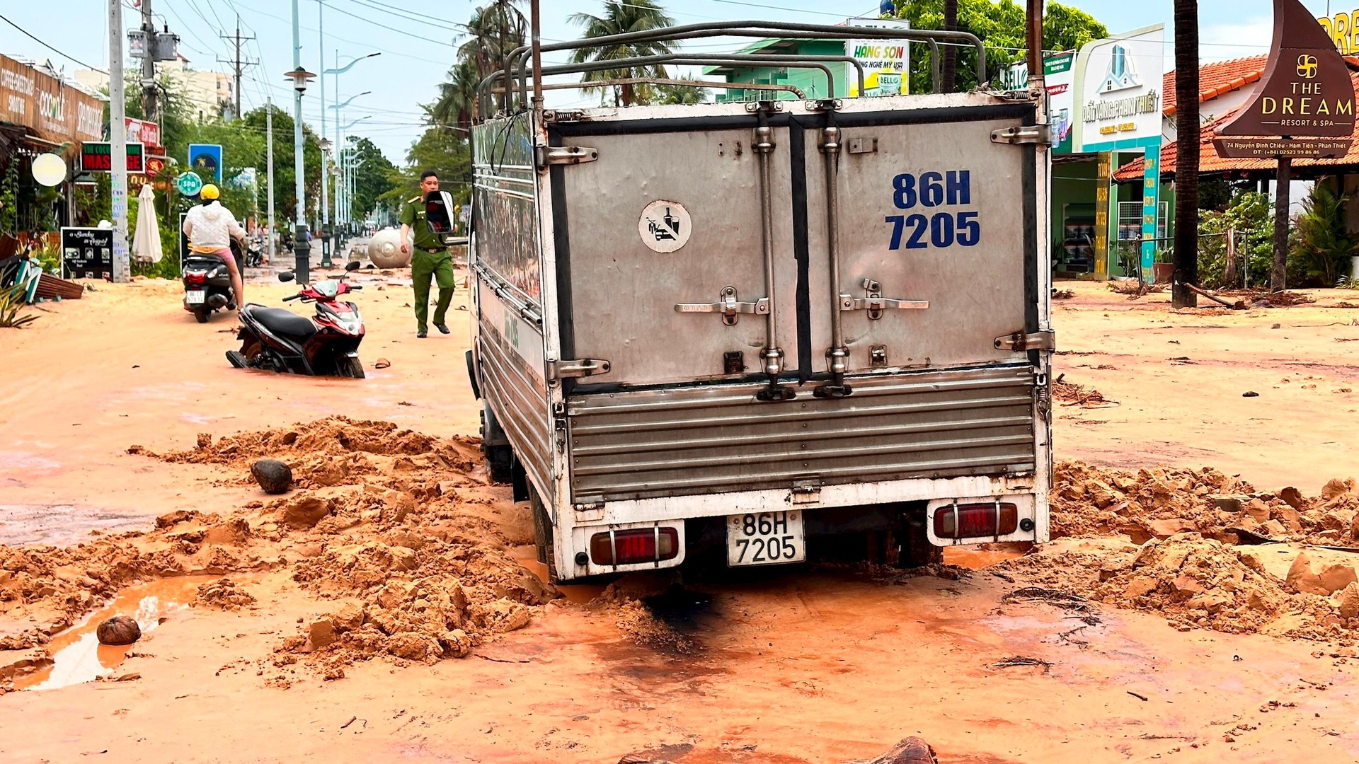 Dân sinh - Bình Thuận: Lũ cát tràn xuống đường, vào nhà dân, giao thông gặp khó (Hình 12).