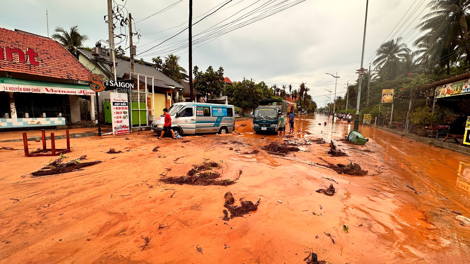 Dân sinh - Bình Thuận: Lũ cát tràn xuống đường, vào nhà dân, giao thông gặp khó (Hình 4).