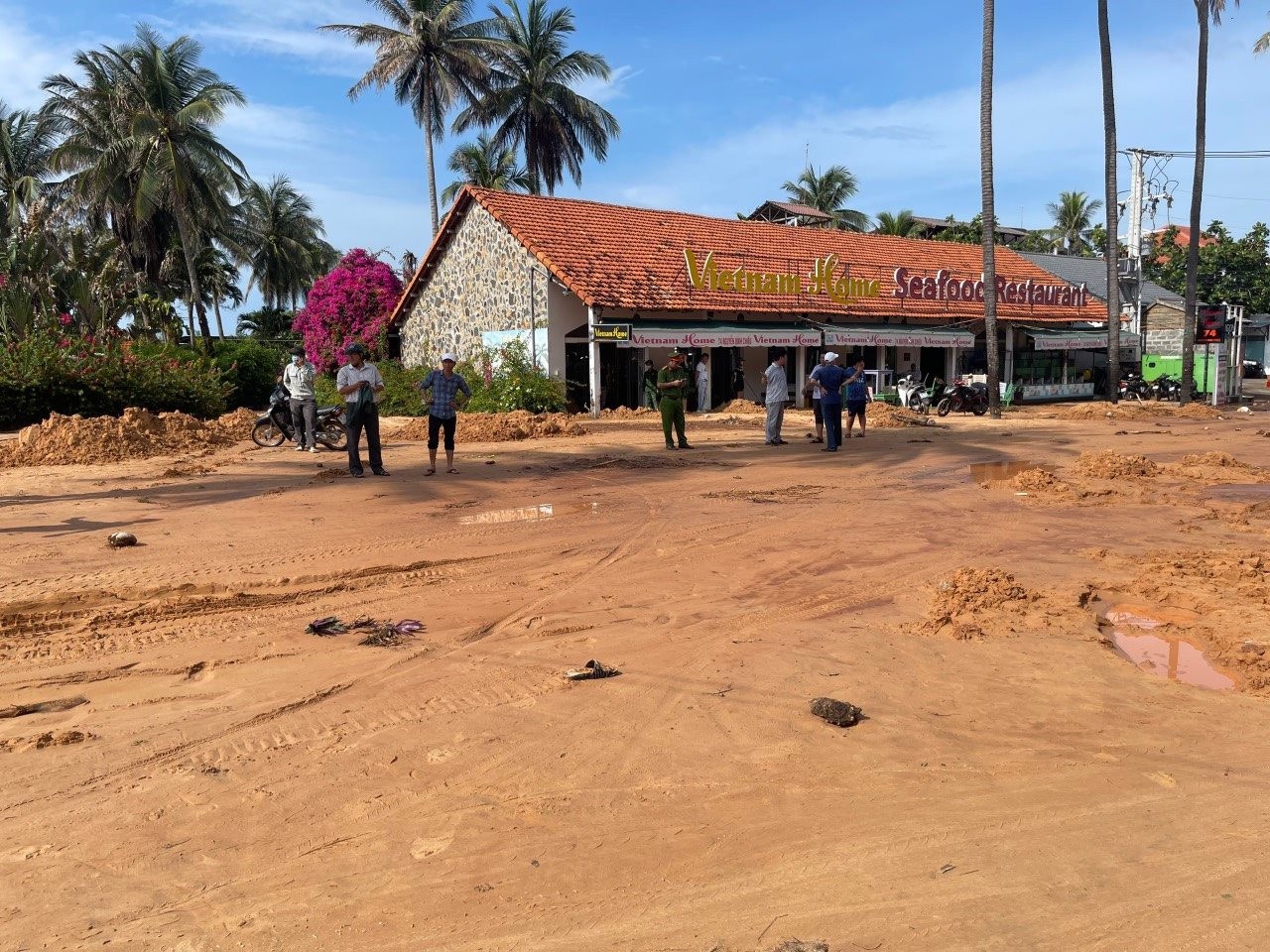 Dân sinh - Bình Thuận huy động máy móc xử lý bùn, cát tràn xuống đường (Hình 4).
