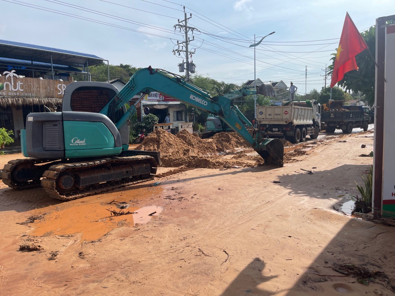 Dân sinh - Bình Thuận huy động máy móc xử lý bùn, cát tràn xuống đường (Hình 3).