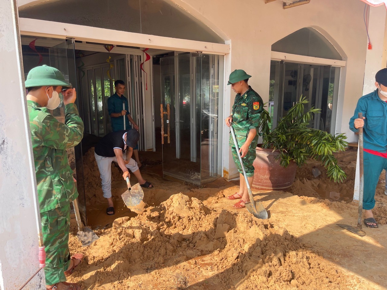 Dân sinh - Bình Thuận huy động máy móc xử lý bùn, cát tràn xuống đường (Hình 6).