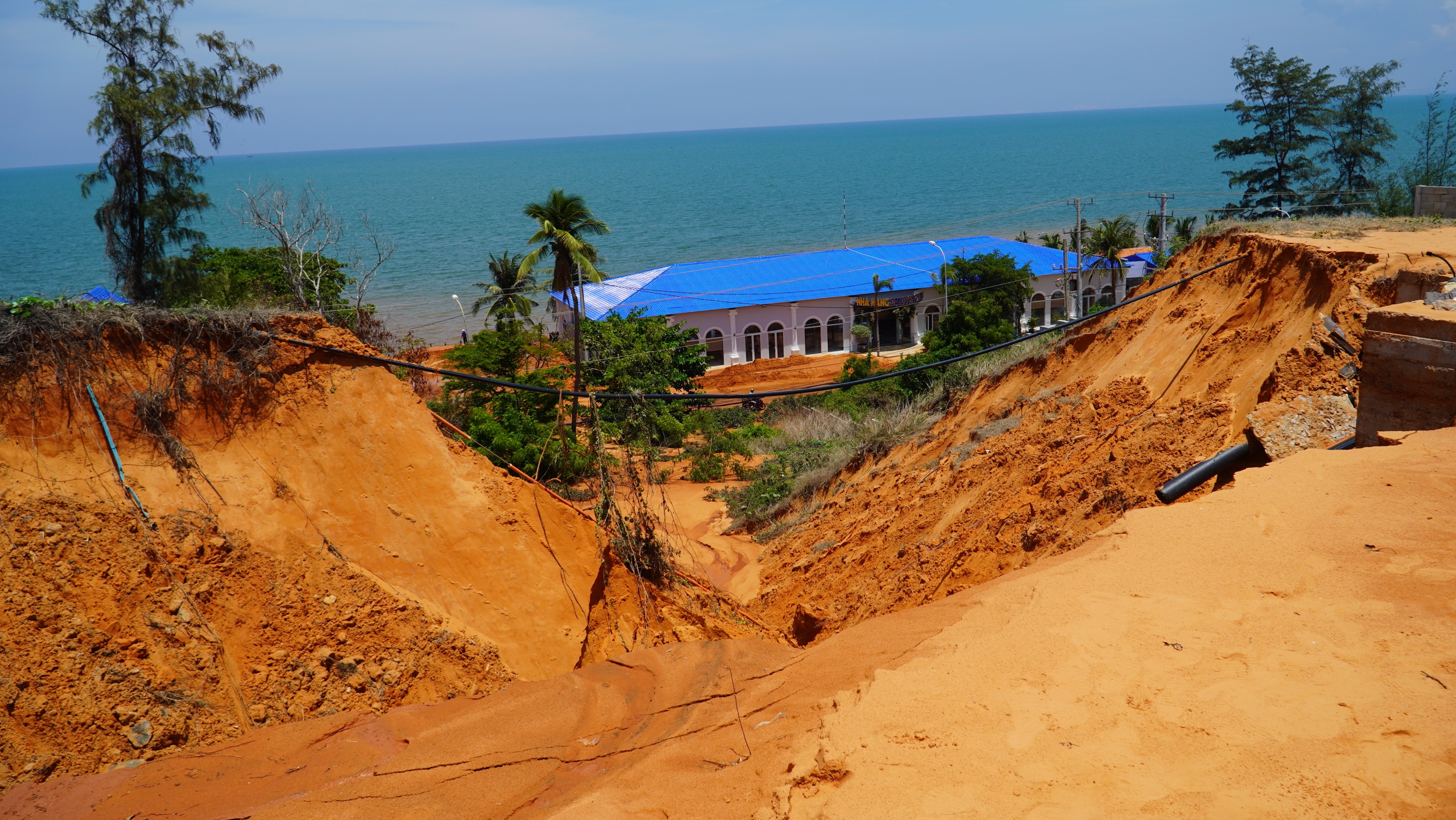 Dân sinh - Bình Thuận: Lực lượng quân sự hỗ trợ người dân khắc phục sự cố lũ cát (Hình 10).