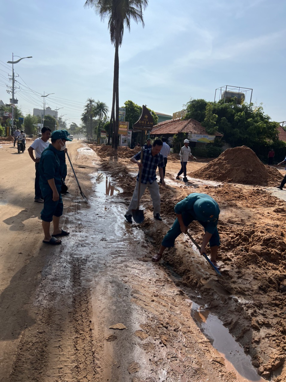 Dân sinh - Bình Thuận: Lực lượng quân sự hỗ trợ người dân khắc phục sự cố lũ cát (Hình 5).