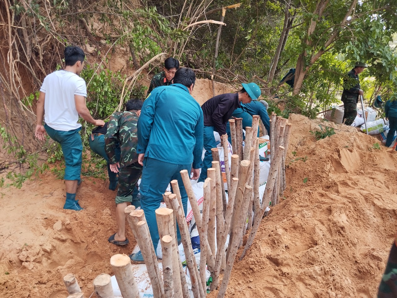 Dân sinh - Bình Thuận: Lực lượng quân sự hỗ trợ người dân khắc phục sự cố lũ cát (Hình 3).