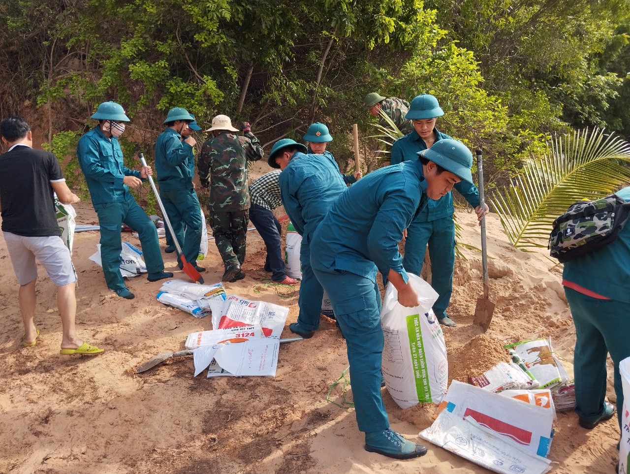 Dân sinh - Bình Thuận: Lực lượng quân sự hỗ trợ người dân khắc phục sự cố lũ cát (Hình 2).