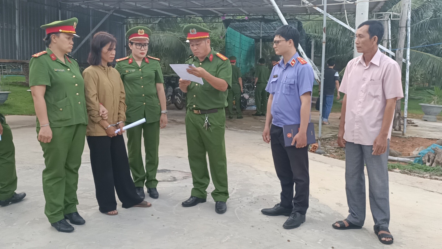 An ninh - Hình sự - Khởi tố, khám xét nhà đối tượng bạo hành con dâu (Hình 2).