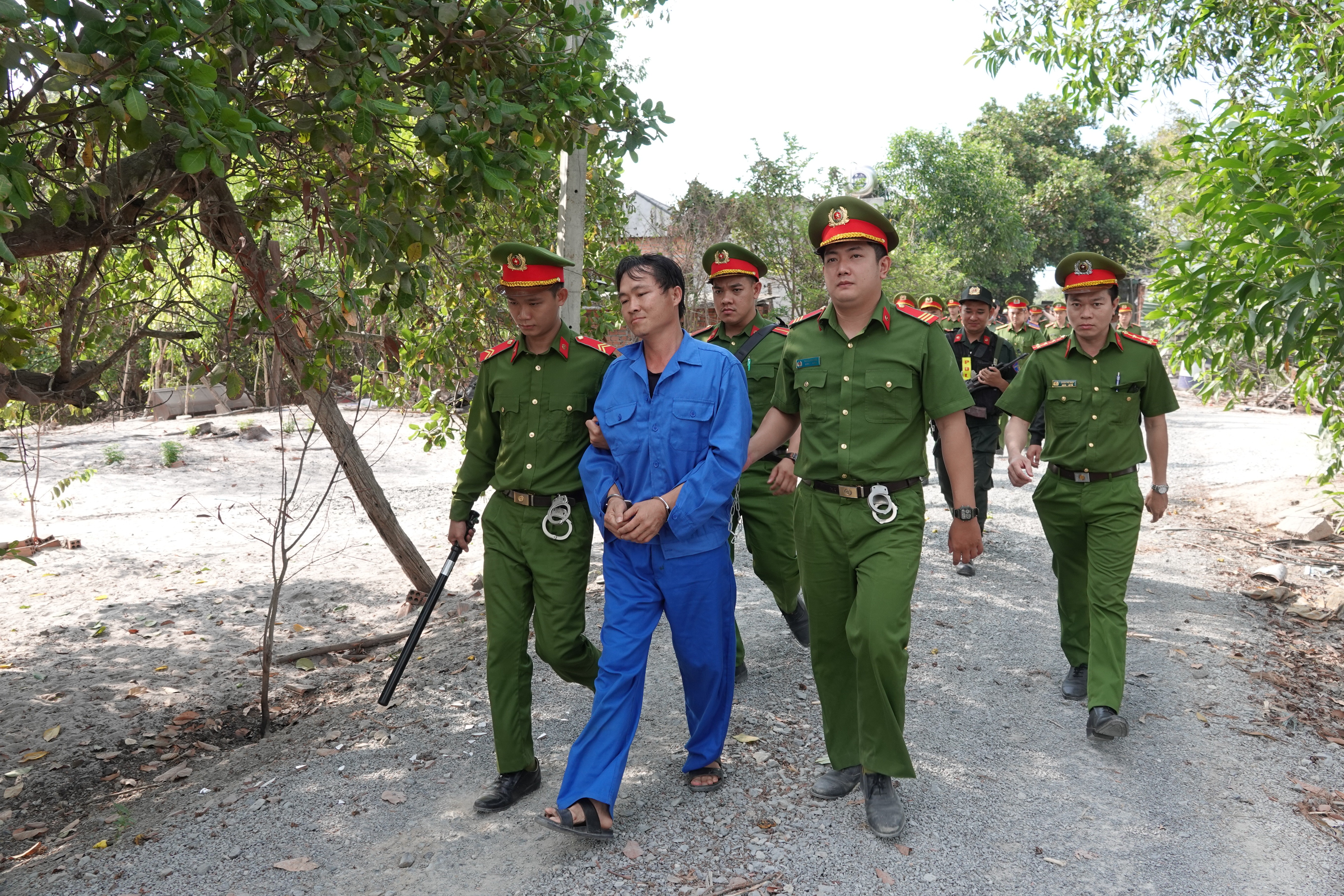 Hồ sơ điều tra - Vụ khai thác khoáng sản trái phép ở Bình Thuận: Bắt thêm Phó Chủ tịch xã (Hình 3).