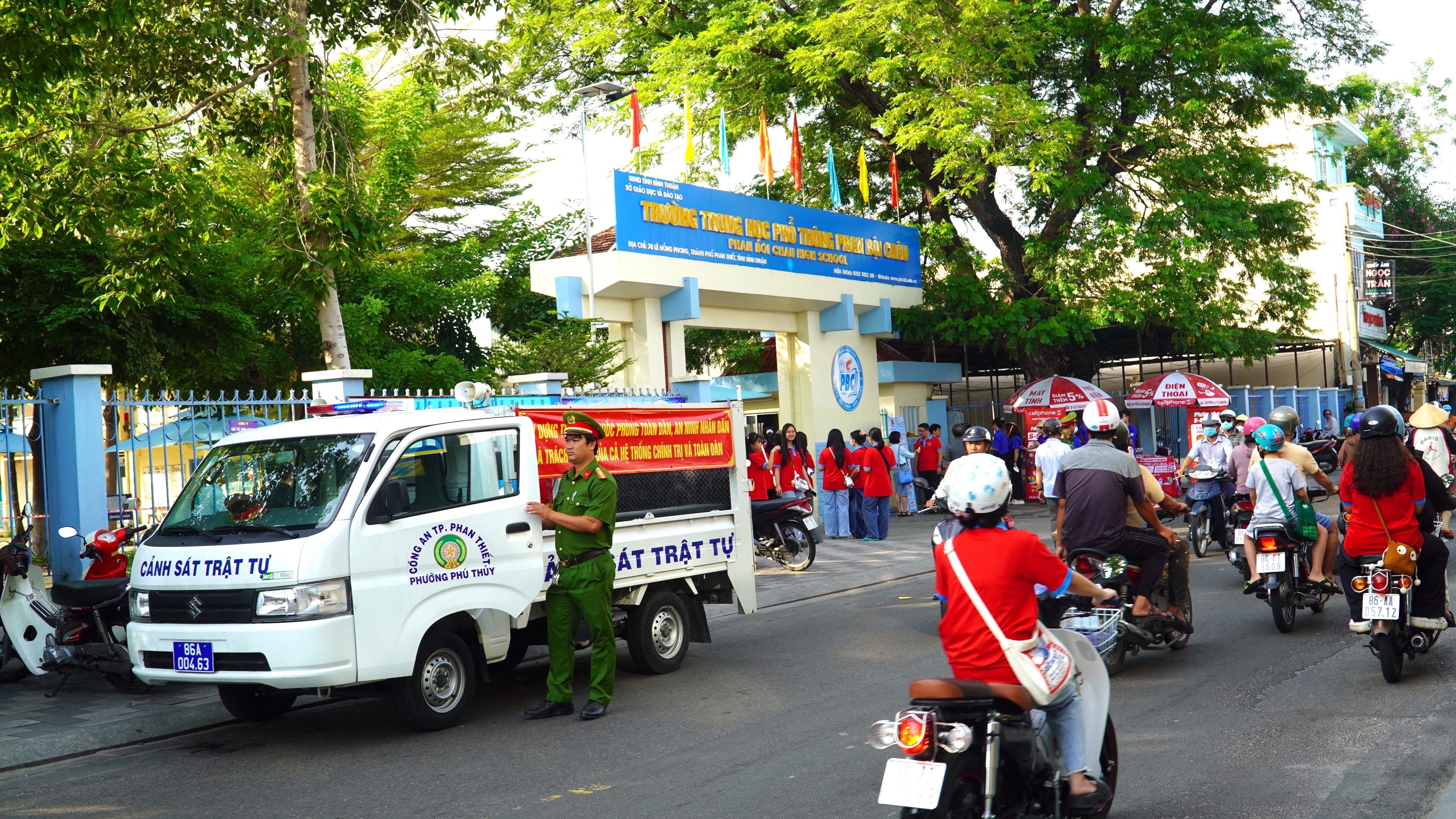 Giáo dục - Bình Thuận: Thí sinh, phụ huynh hồi hộp trong buổi đầu thi tốt nghiệp THPT (Hình 8).