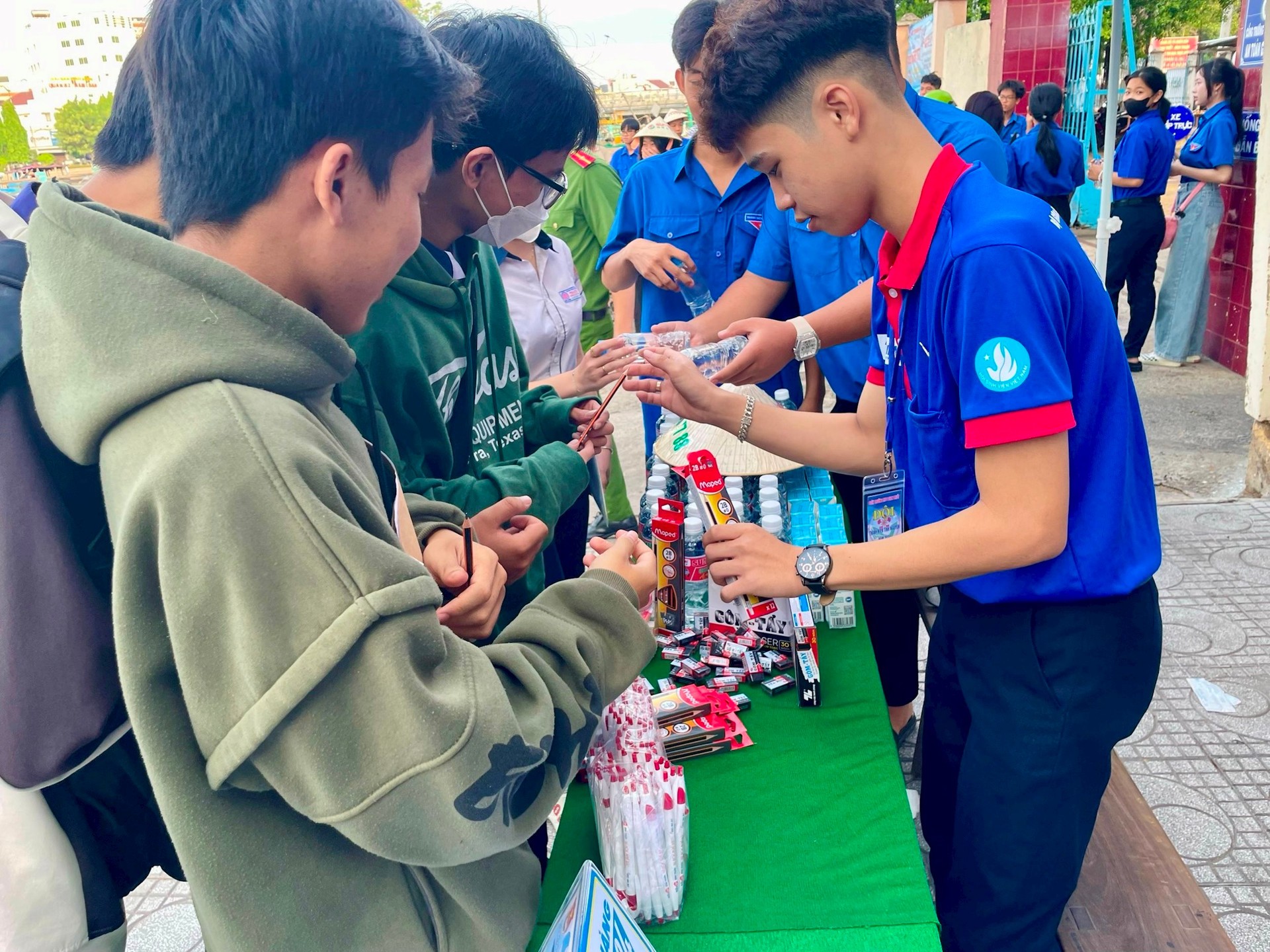 Giáo dục - Bình Thuận: Ngày thi đầu tiên, nhiều thí sinh phấn khởi khi làm bài tốt (Hình 2).