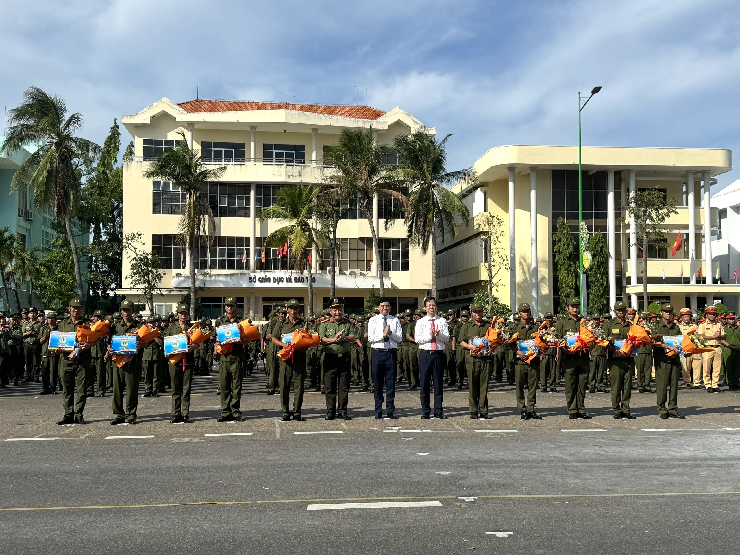 An ninh - Hình sự - Bình Thuận: Ra mắt lực lực lượng bảo vệ ANTT ở cơ sở (Hình 6).