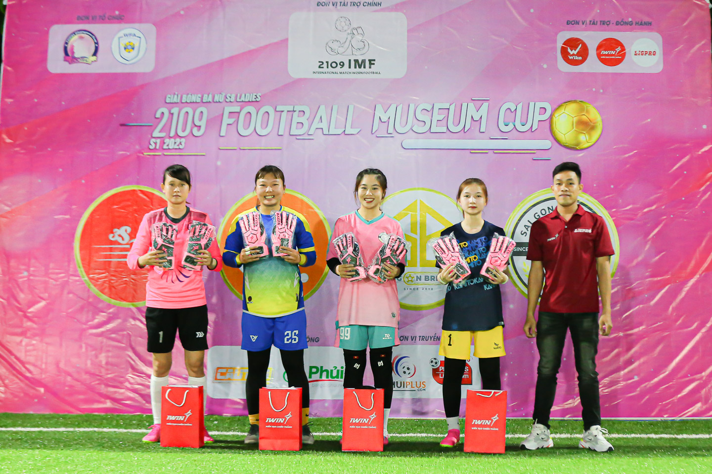 Bóng đá Việt Nam - Đội bóng của QBV nữ Việt Nam 2010 thắng đậm tại S8 Ladies - 2109 Football Museum (Hình 3).