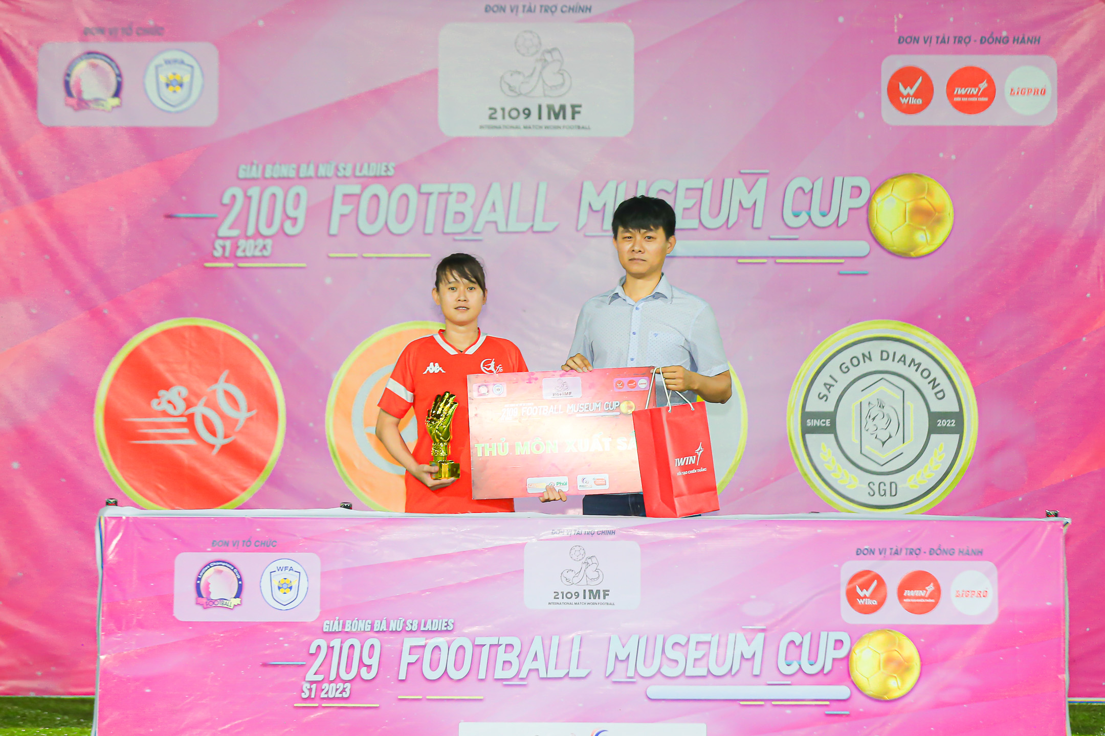 Bóng đá Việt Nam - CLB FFE lên ngôi vô địch giải S8 Ladies cúp 2109 Football Museum (Hình 4).