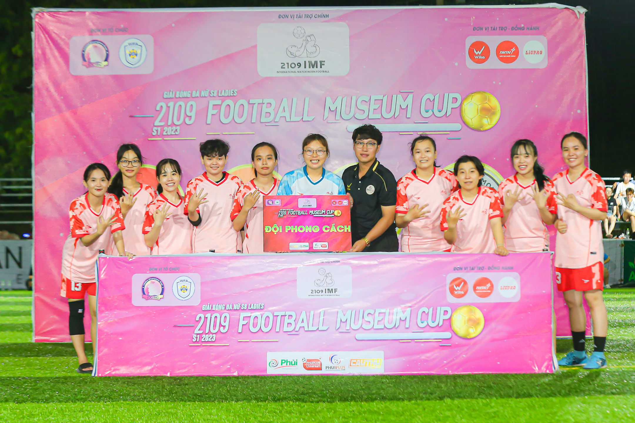 Bóng đá Việt Nam - CLB FFE lên ngôi vô địch giải S8 Ladies cúp 2109 Football Museum (Hình 5).