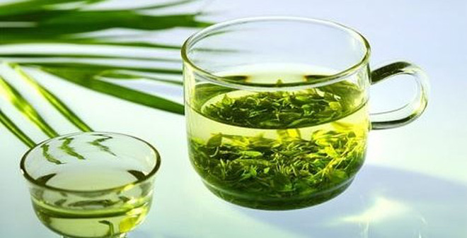 Trà xanh có chứa polyphenol - chất chống oxy hoá, không chỉ giúp ngăn ngừa các tổn thương do gốc tự do trong tế bào da mà còn hỗ trợ tế bào da phát triển nhanh chóng. Sau khi rửa mặt bằng nước sạch, bạn hãy nhúng một miếng bông vào nước trà rồi thoa lên mặt, sau đó rửa mặt lại bằng nước sạch. Rửa mặt bằng nước trà, da của bạn cũng sẽ sáng sạch, mịn màng.