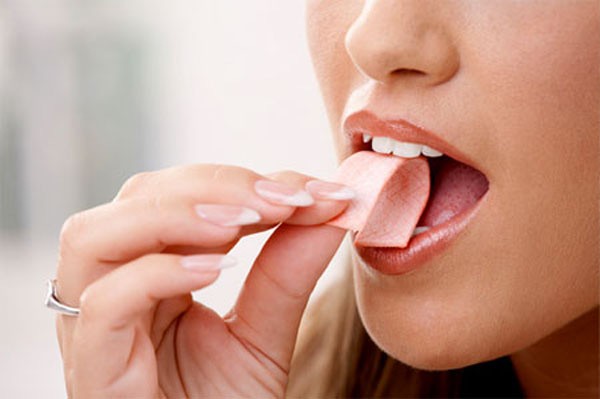 Trong một nghiên cứu, người ta thấy rằng nhai kẹo cao su trong hơn 20 phút sẽ giúp gia tăng sự kích thích tinh thần của bạn. Điều này giúp duy trì mức năng lượng của bạn nhưng bạn tuyệt đối không lạm dụng nó.