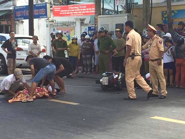 X&atilde; hội - Chồng kh&oacute;c ngất b&ecirc;n thi thể vợ sau tai nạn thương t&acirc;m