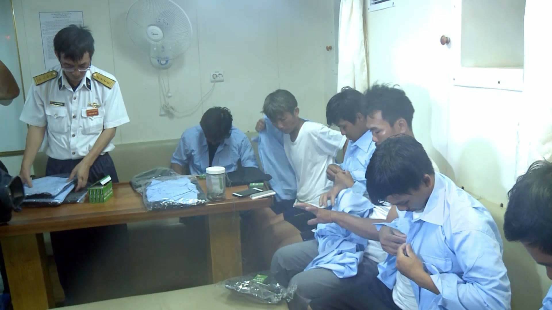 Xã hội - Lời kể của 12 ngư dân chìm tàu, thoát 'lưỡi hái tử thần' trong Bão số 10