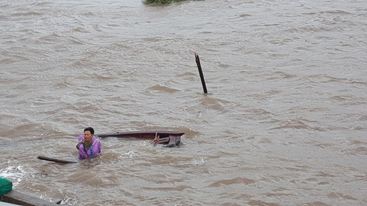 Xã hội - Những hình ảnh nhói lòng trong tâm Bão số 10 (Hình 7).