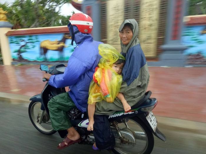 Xã hội - Những hình ảnh nhói lòng trong tâm Bão số 10 (Hình 2).