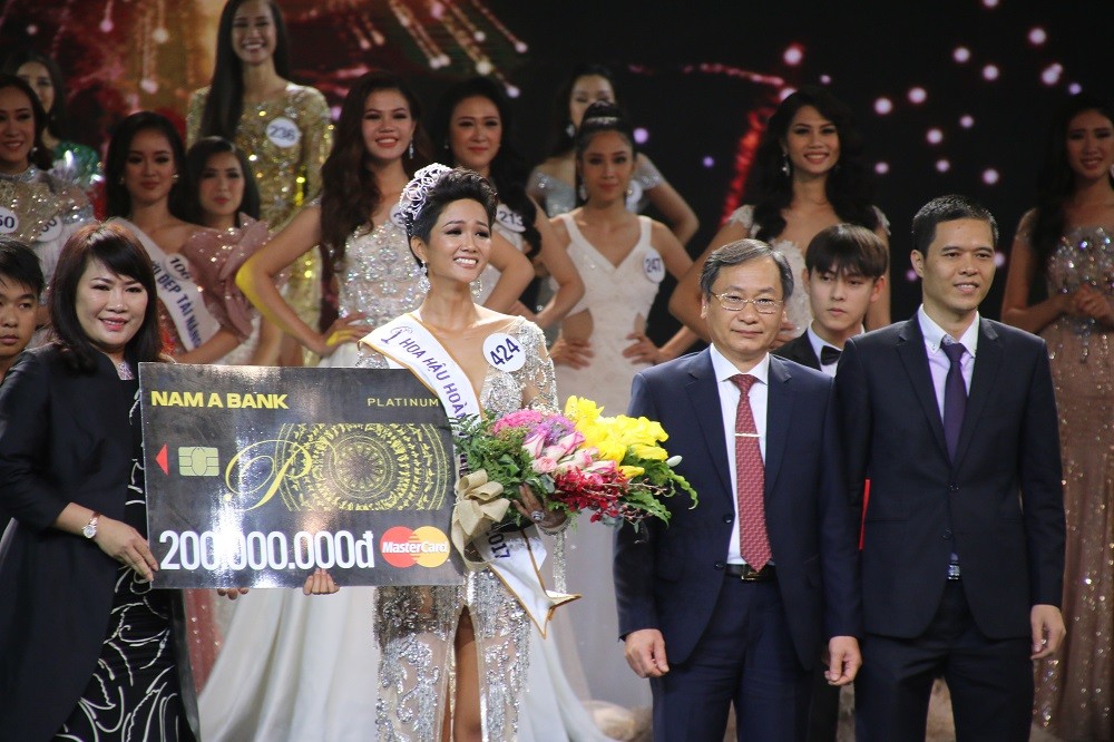 H'Hen Niê là Hoa hậu đặc biệt nhất từ trước đến nay trong lịch sử người đẹp Việt. Cô không như những tiêu chí thông thường về một hoa hậu của người Việt là da trắng, tóc dài, mặt trái xoan...