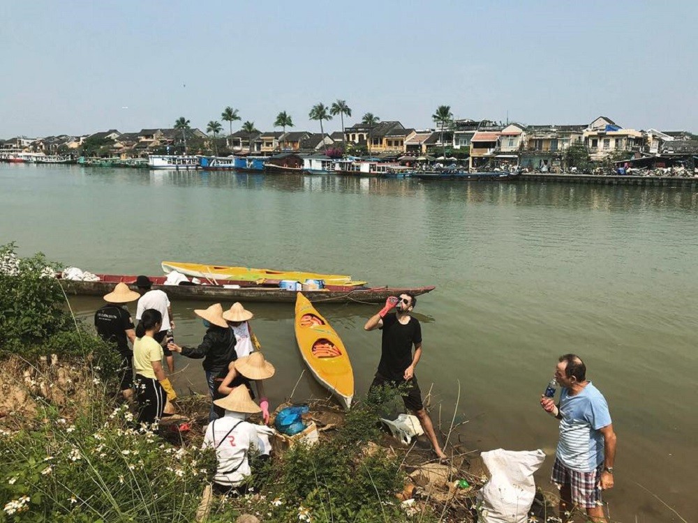 Trong quá trình tham gia tour, du khách vừa chèo thuyền vớt rác, vừa có thể ngắm cảnh đẹp của phố cổ 2 bên dọc sông Hoài.