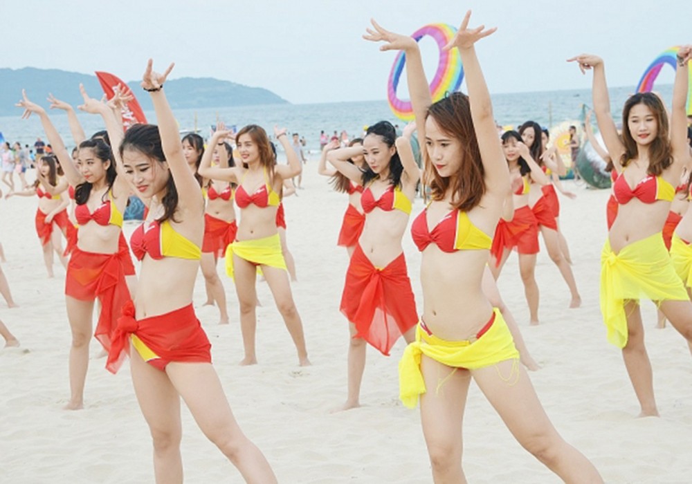 Đà Nẵng: 150 người đẹp mặc bikini nhảy flashmob trên bãi biển