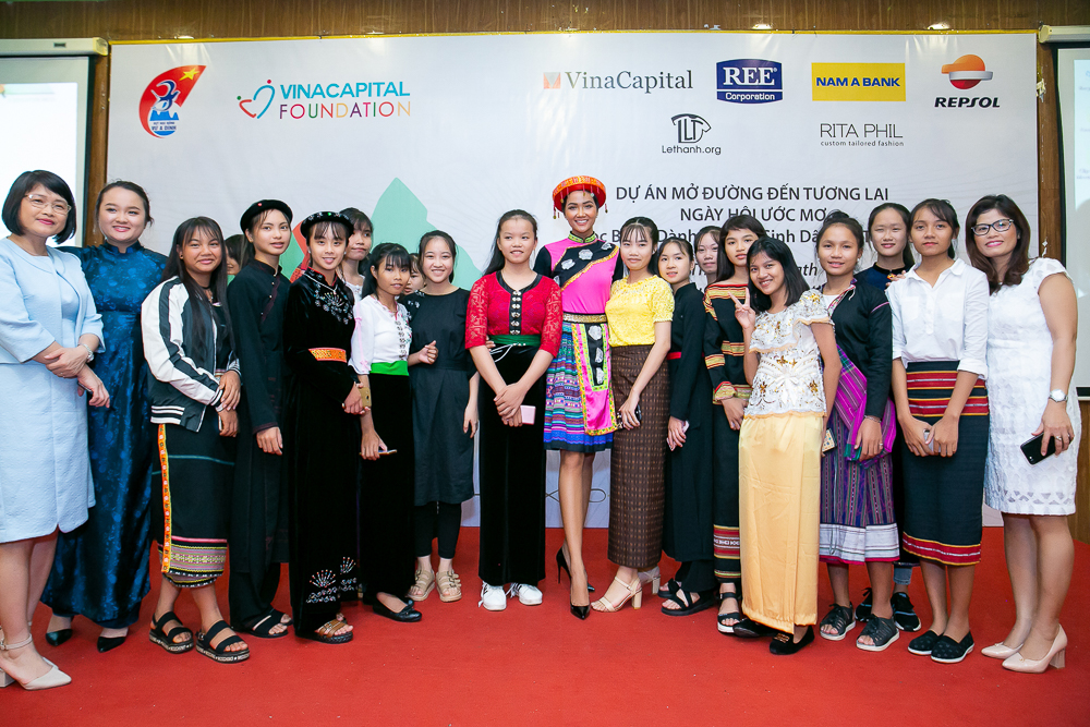 Các nữ sinh được chọn tham gia dựa trên thành tích học tập khá giỏi và thể hiện khát khao vượt lên khó khăn trong cuộc sống để theo đuổi ước mơ và mong muốn phát triển cộng đồng. Bên cạnh học phí, các nữ sinh được đài thọ chi phí sinh hoạt, quần áo, sách vở trong suốt 3 năm trung học phổ thông và 4 năm cao đẳng, đại học.
