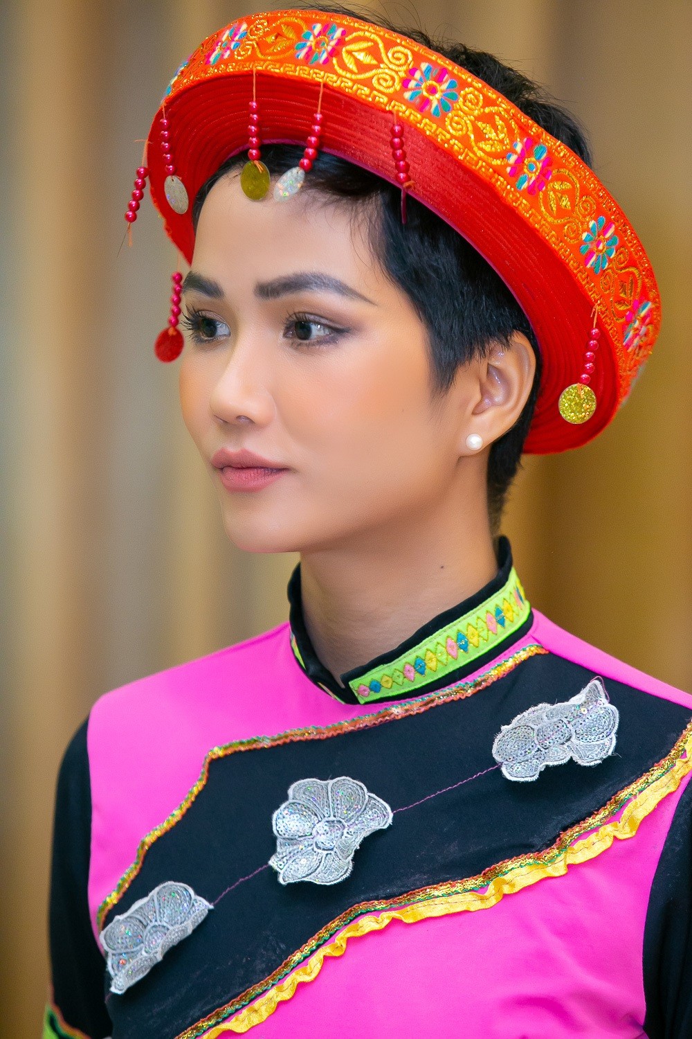 H’Hen Niê chia sẻ, ngày trước, gia đình mình cũng rất nghèo. Trong quá trình học tập, nhờ vào những học bổng mà vượt qua lúc khó khăn, được tiếp tục đến trường.